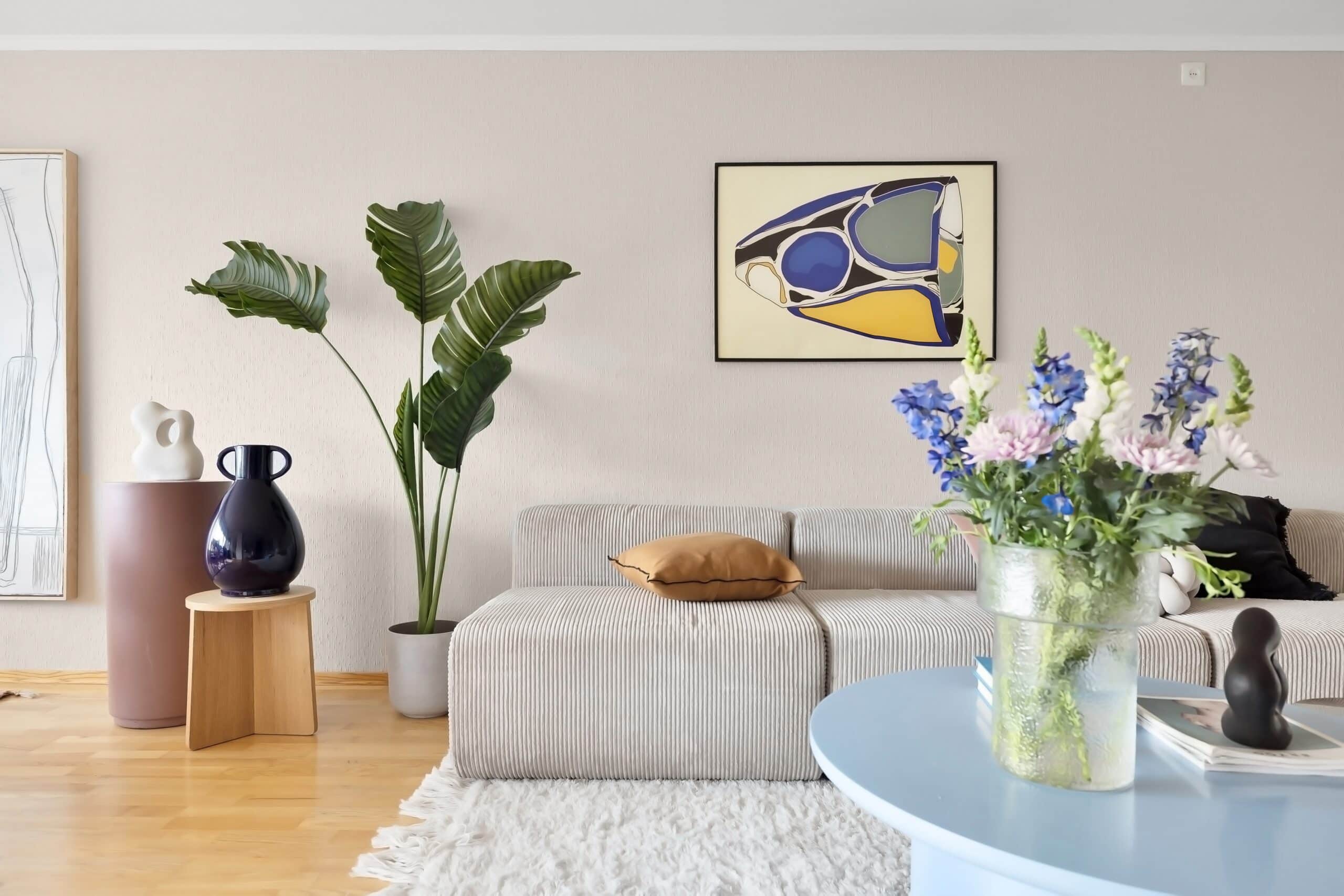 optimisation et rénovation intérieure d’un salon contemporain avec mobilier design et œuvre murale colorée