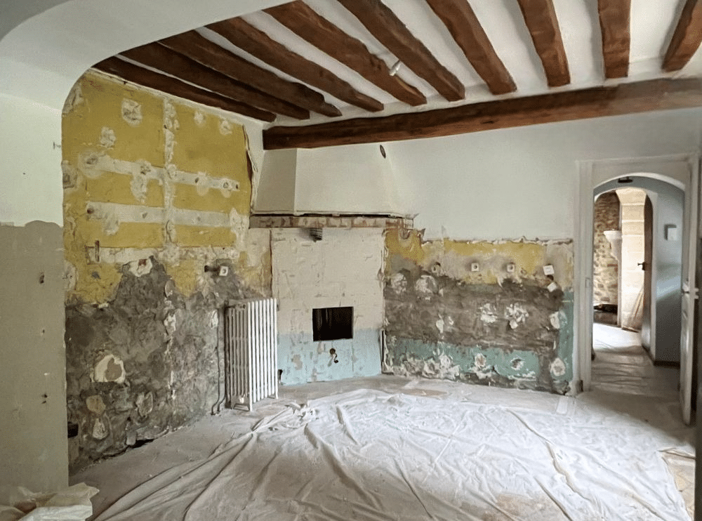 pièce en travaux avec cheminée