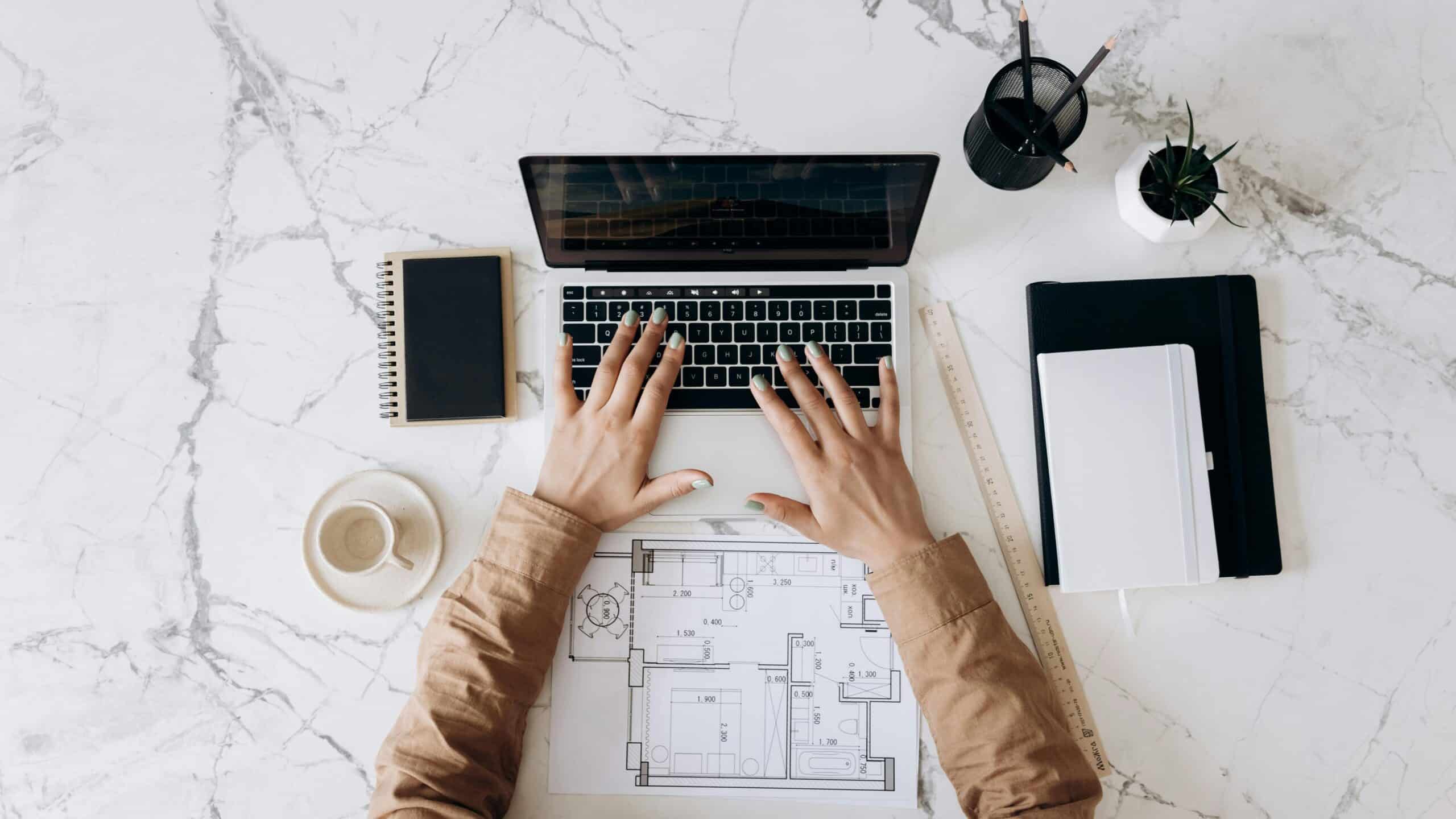 Décision, l'offre qui lève les doutes sur vos projets d'intérieur. 3 Bureau d’architecte avec plan technique, ordinateur portable et accessoires de travail, aménagé par une architecte d’intérieur à Clermont-Ferrand