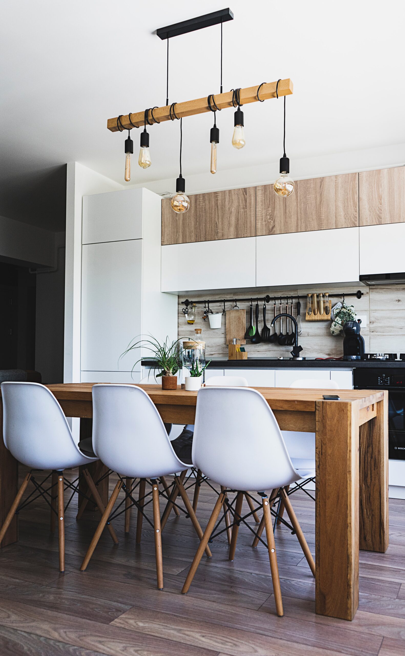 Préparez vos travaux d'intérieur pour consulter sereinement les artisans. 4 Aménagement d’une salle à manger moderne avec table en bois et cuisine ouverte, réalisé par une architecte d’intérieur à Clermont-Ferrand
