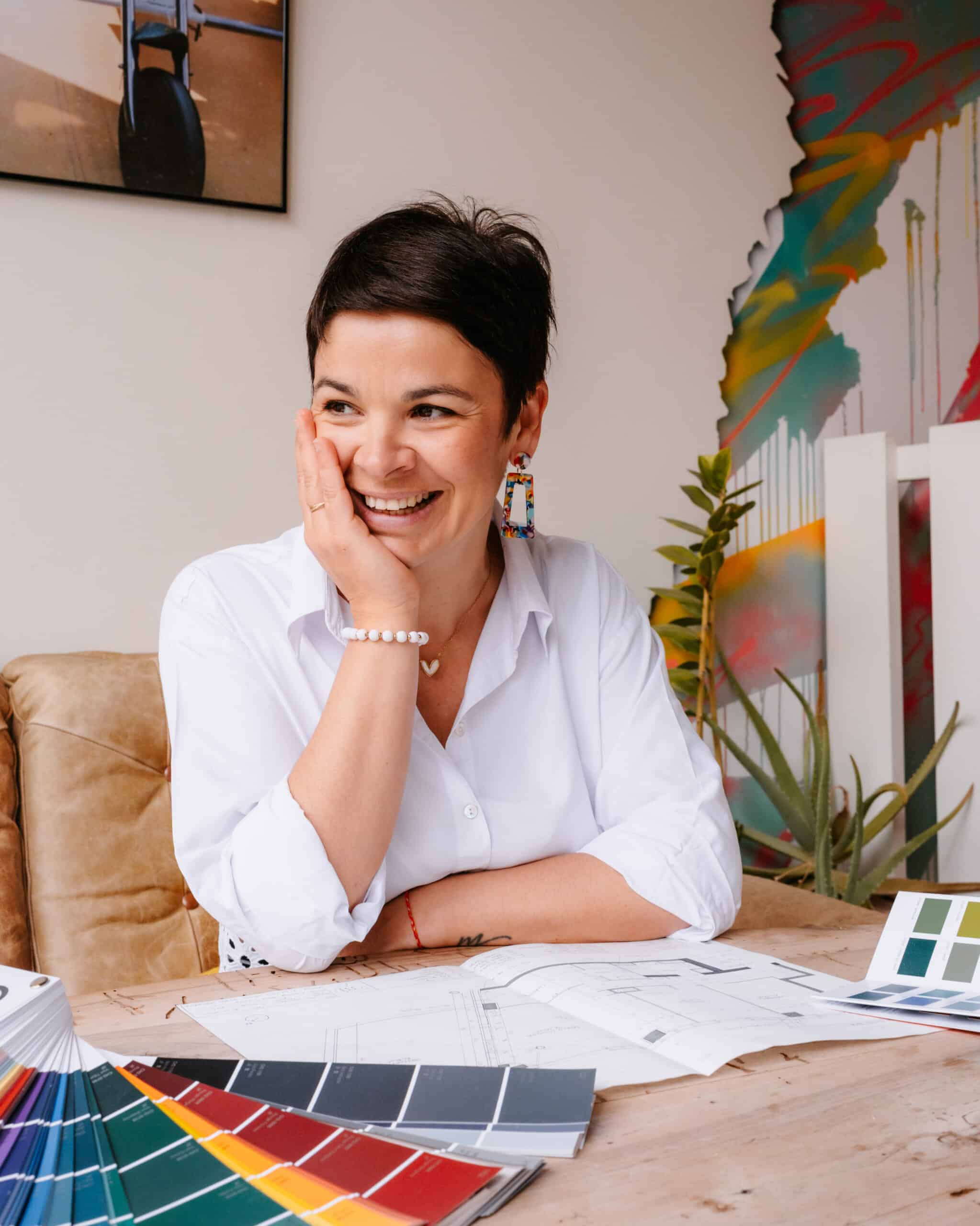 optimiser le Potentiel de votre intérieur. 6 Architecte d’intérieur en plein processus créatif, travaillant sur une palette de couleurs, réflexion et élaboration pour un projet sur mesure à Clermont-Ferrand.