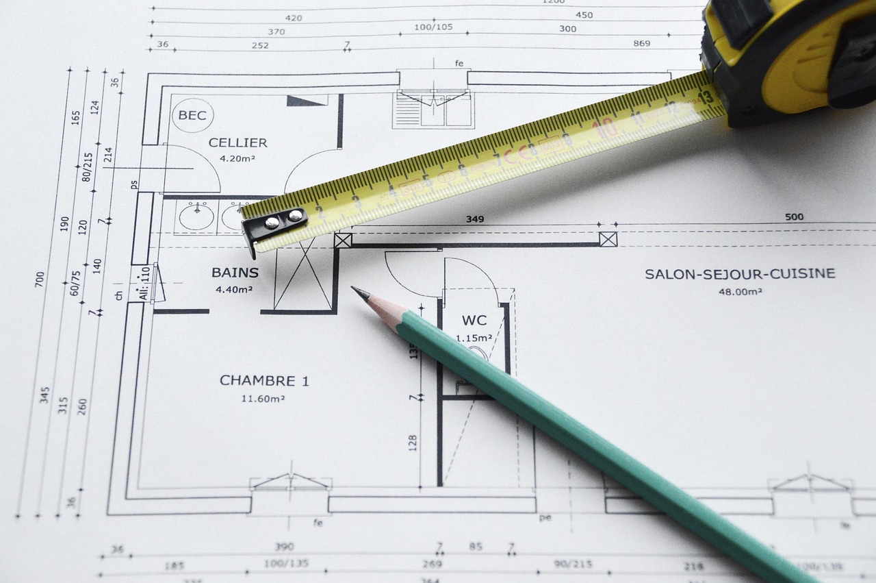 optimiser le Potentiel de votre intérieur. 5 Plan d’architecture intérieure accompagné d’outils de métrage, illustrant la phase technique d’un projet d’aménagement