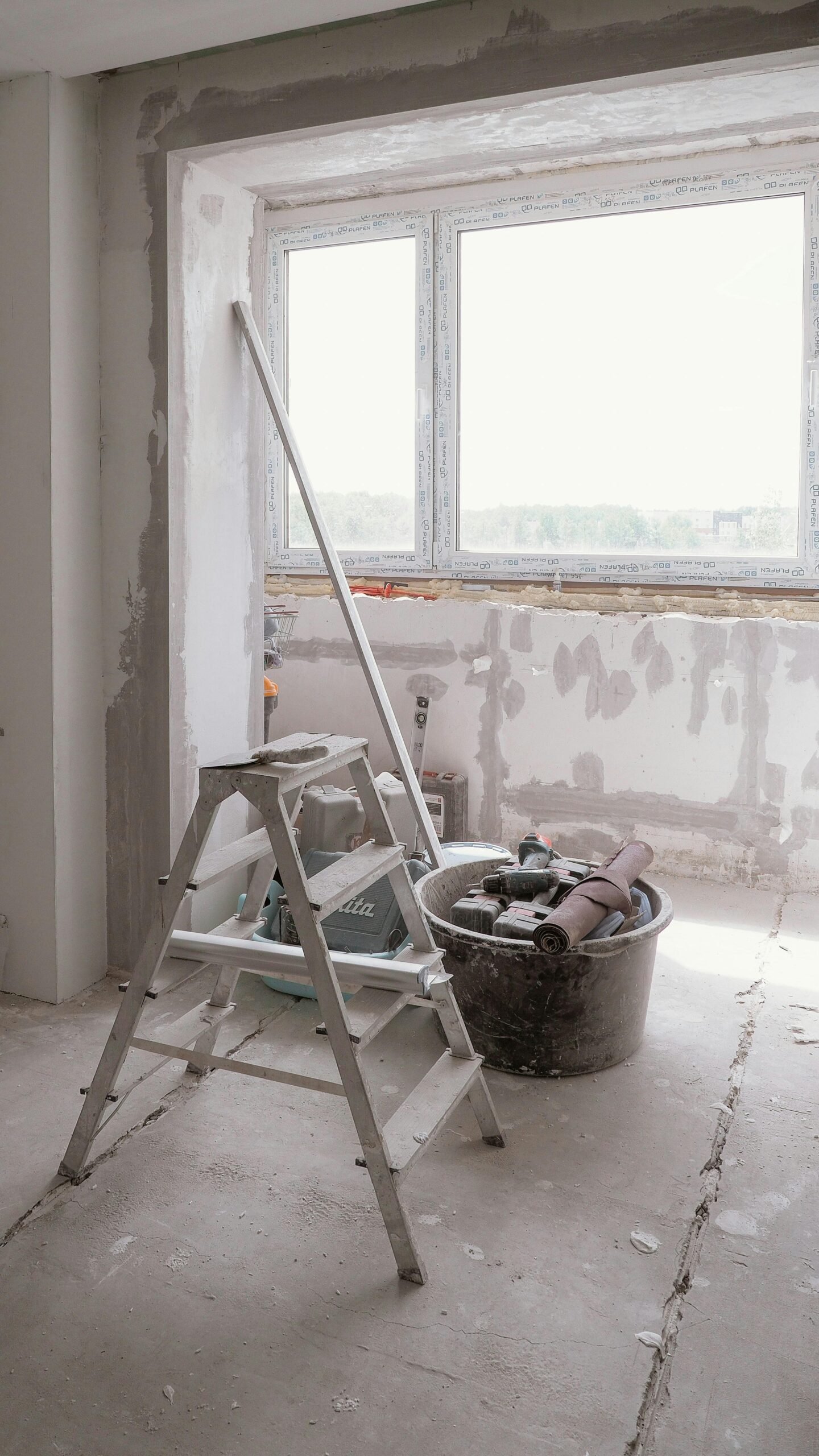 Optez pour une rénovation maitrisée. 5 Sunlit room under renovation with tools and ladder, embodying modern DIY projects