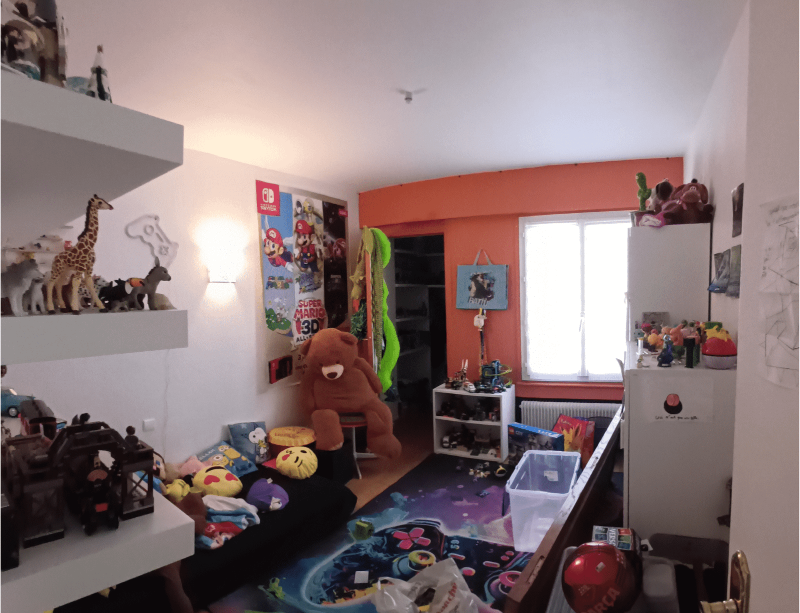 Chambre d’enfant colorée avec étagères de jouets, peluches, posters et tapis ludique